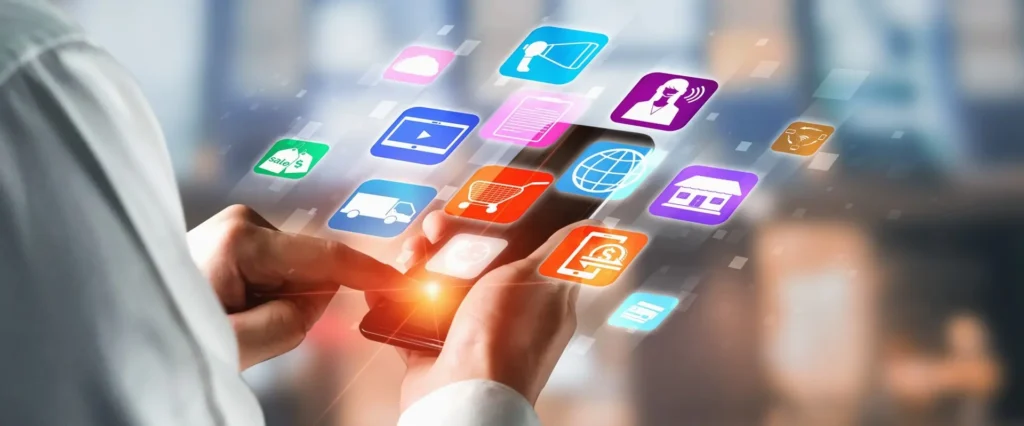 Das Bild zeigt zwei Hände, die ein Handy halten. Die Linke Hand tippt auf den Bildschirm. Oberhalb der Hände sind verschieden Symbole angeordnet.