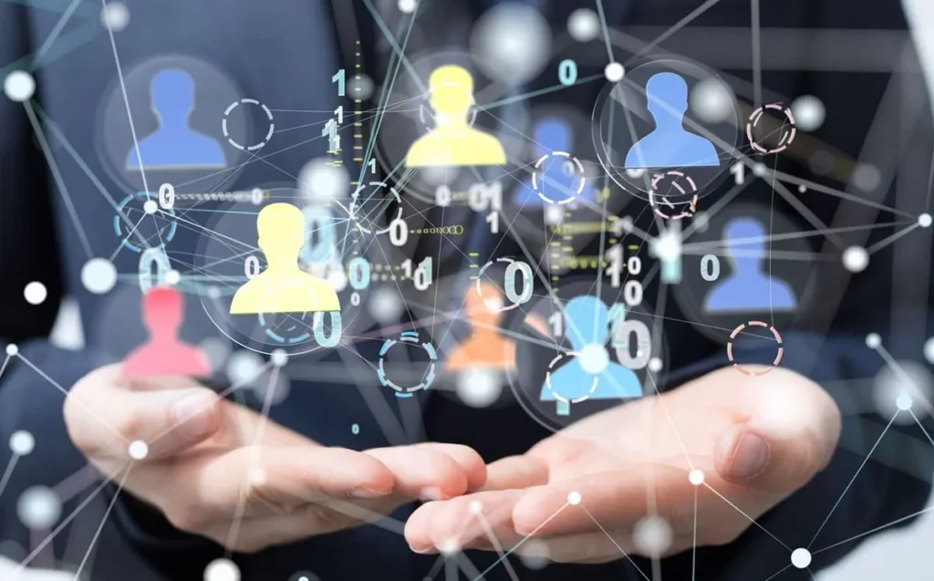 Eine Person hält ihre Hände offen, über ihren Handflächen schweben digitale Symbole von menschlichen Silhouetten, Netzwerken und Binärcode, die Konzepte für ein Contact Center darstellen.