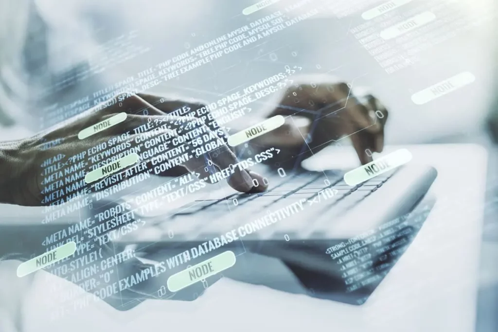 Nahaufnahme von Händen, die auf einer Laptop-Tastatur tippen, mit transparenter Überlagerung von Code, Daten und Diagrammen, die die Arbeit mit einer Cloud Contact Center-Lösung symbolisieren.