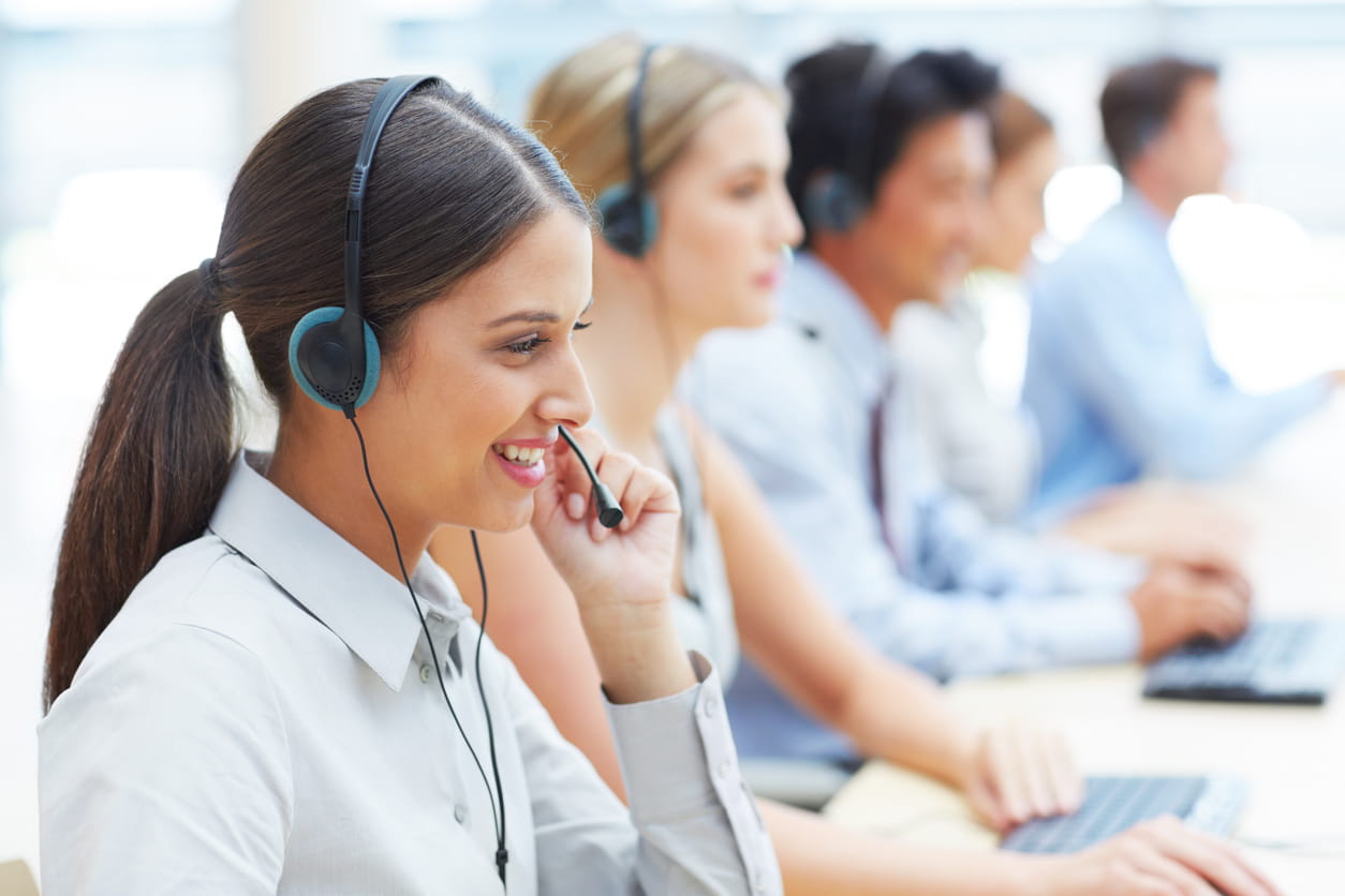 Gruppe von Service Bearbeitern im Bereich Omnichannel-Kundenservice