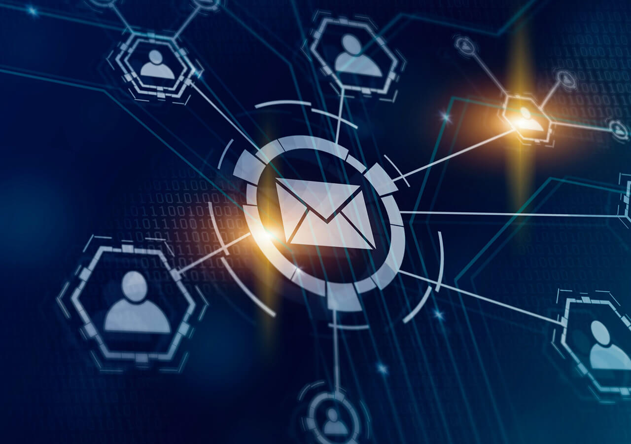 Eine digitale Illustration mit einem Briefumschlag-Symbol in der Mitte, das E-Mail und Messaging symbolisiert, verbunden mit mehreren Benutzersymbolen mit Netzwerklinien auf einem dunklen, futuristischen Hintergrund, der digitale Kommunikation und Konnektivität darstellt.