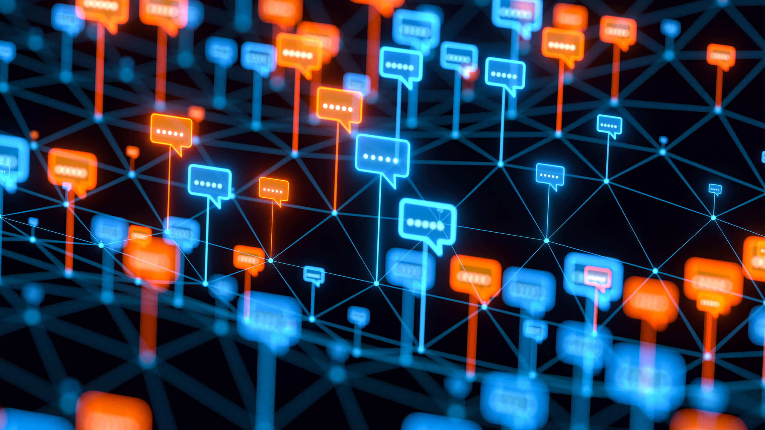 Ein digitales Netzwerk aus leuchtenden blauen und orangefarbenen Sprechblasen, die durch Linien verbunden sind, symbolisiert Online-Kommunikation, SMS-API-Integration oder digitale Nachrichtenübermittlung wie eCall auf einem dunklen Hintergrund.