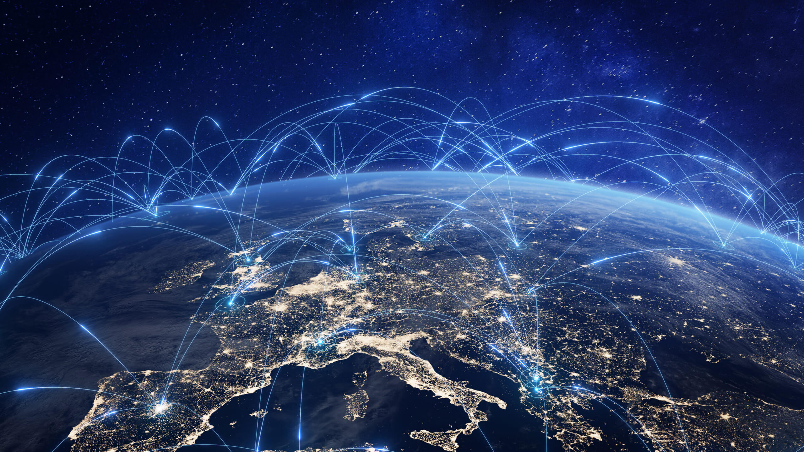 Ansicht der Erde aus dem Weltraum bei Nacht, die Europa zeigt, mit leuchtenden Stadtlichtern und blauen Bögen, die verschiedene Orte miteinander verbinden und die globale Kommunikation über eCall-Systeme oder SMS-Gateway-Netze symbolisieren.